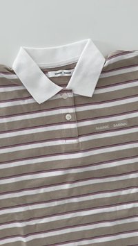 Prugasta polo majica u bež, bijelom i svijetlo ljubičastom, s bijelom kragnom, dvostrukim gumbima i malim logotipom u bijeloj boji s lijeve strane.