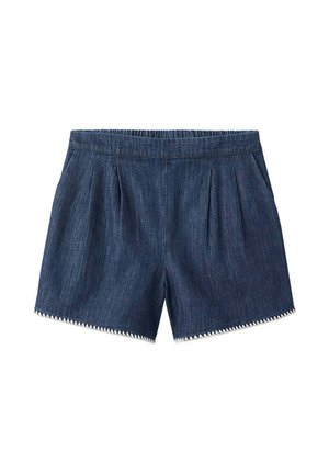 Short en denim bleu foncé avec plis sur le devant, taille élastique et couture blanche en zigzag le long de l'ourlet.