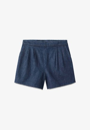 Short en denim bleu foncé avec plis sur le devant, taille élastique et couture blanche en zigzag le long de l'ourlet.