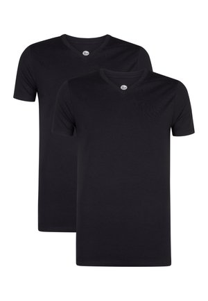 Deux t-shirts noirs à col en V, fabriqués en tissu doux, avec des manches courtes, une coupe standard et une étiquette avec la marque sur l'encolure.