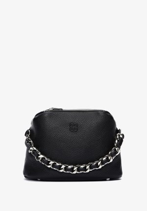 Borsa a tracolla nera in pelle con finitura texturizzata, dotata di una tracolla in catena argentata e chiusura con zip. Logo impresso sulla parte anteriore.
