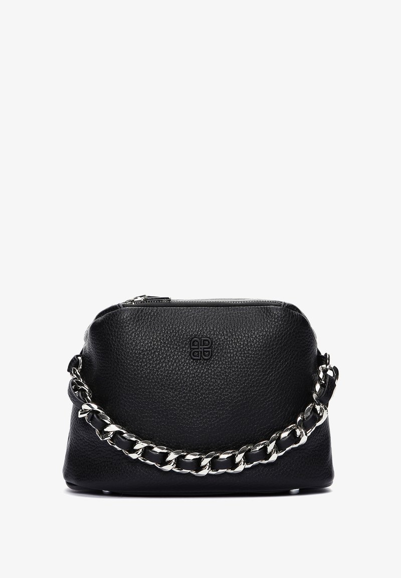 Czarna skórzana torebka o teksturowanym wykończeniu, z metalowym łańcuszkiem i zamkiem błyskawicznym. Wytłoczone logo z przodu.
