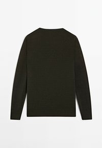 Donkergroen gebreid sweater met lange mouwen en een ronde hals, met een gestructureerd oppervlak en geribde manchetten en zoom.