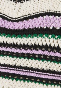 Tissu au crochet présentant des rayures alternées de blanc, noir, vert, violet et un design texturé avec des motifs de point constants.