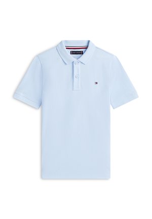 Svetlo modra polo majica s kratkimi rokavi, z dvema gumboma, ovratnikom in majhnim logotipom Tommy Hilfiger na levi prsni strani.