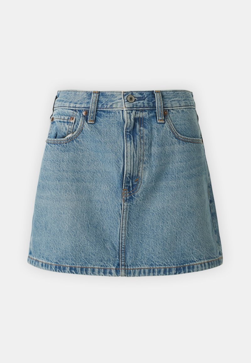 Jupe en denim bleu clair avec une finition délavée. Dispose de cinq poches, d'une fermeture à bouton et de passants de ceinture ; design simple et droit.