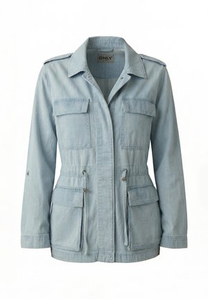 Veste en denim bleu clair à manches longues, col, quatre poches avant à rabat et taille ajustable avec cordon de serrage.