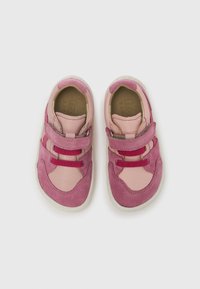 Ροζ αθλητικά παπούτσια από καστόρι και συνθετικό υλικό, με λουράκι βέλκρο και ελαστικά κορδόν ια, εσωτερική ενίσχυση και υφασμάτινες λεπτομέρειες.