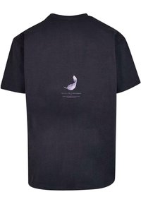 Sort bomulds t-shirt med et lilla fjer grafik og tekst på ryggen. Korte ærmer og afslappet pasform. Glat tekstur, rund hals design.