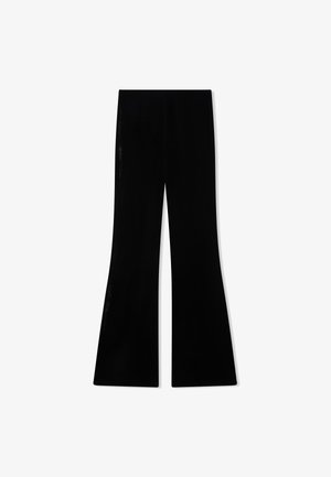 Pantaloni neri a zampa d'elefante realizzati in tessuto liscio e lucido, con design a gamba larga e vita alta. Linee semplici e pulite senza motivi.