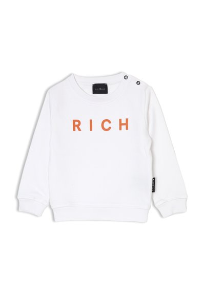 Felpa bianca con la scritta arancione "RICH" sul davanti. Presenta un collo a giro, polsini a costine e due bottoni a pressione sulla spalla sinistra.