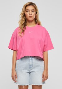 Karl Kani - SMALL SIGNATURE ESSENTIAL CROP - T-Shirt print - pink Thumbnail-Bild 1