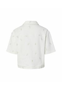 Chemisier court blanc à manches courtes avec un imprimé floral gris clair subtil et un large col, montré de dos sur un fond blanc.