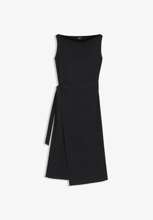 Czarna sukienka midi bez rękawów z łodziowym dekoltem i paskiem do wiązania z boku, posiadająca zakładkę na spódnicy.