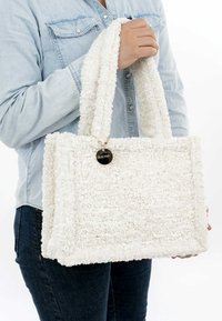 Borsa a tracolla bianca con texture, in tessuto spesso, di forma rettangolare e con manici corti. Presenta un'etichetta rotonda con logo.