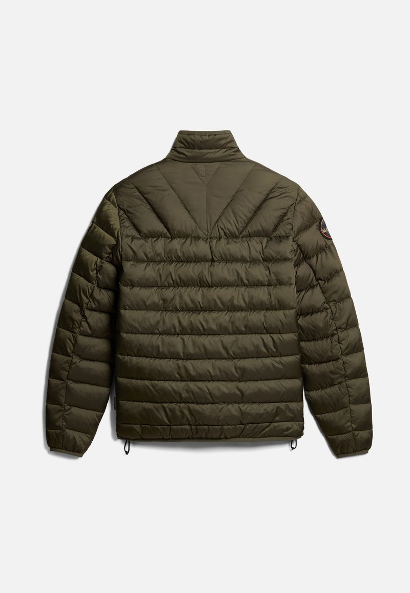 Kurtka puchowa w oliwkowym kolorze z wysokim kołnierzem, poziomym pikowaniem oraz regulowanym sznurkiem u dołu. Szczegół z naszywką na ramieniu.