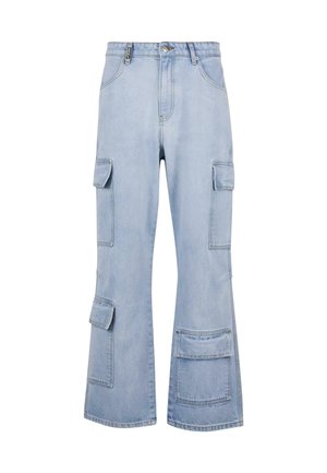 Svijetloplave cargo hlače širokih nogavica, s višestrukim bočnim džepovima i prednjim kopčanjem na dugme. Izrađene od traper tkanine.