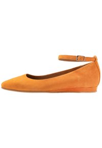 Ballet flat in suede arancione con punta affusolata e cinturino alla caviglia con fibbia. La scarpa presenta un tacco a zeppa basso e una superficie liscia.