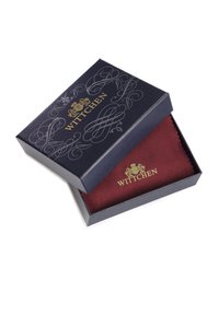 Donkerblauwe doos met decoratieve zilveren patronen, met een rode textielvoering en een gouden "WITTCHEN"-logo op zowel de doos als de stof.