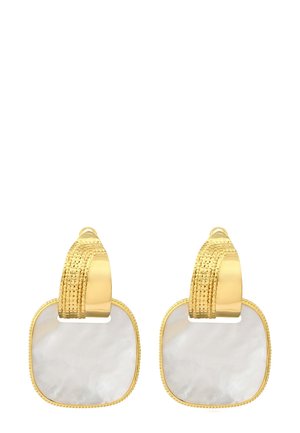 Boucles d'oreilles ton or avec dessus incurvés texturés et grands pendentifs carrés en nacre encadrés d'or.