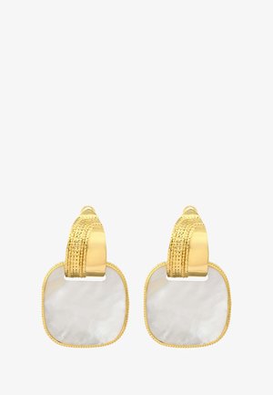 Boucles d'oreilles ton or avec dessus incurvés texturés et grands pendentifs carrés en nacre encadrés d'or.