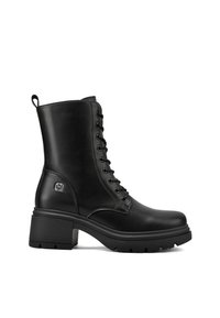 Botas de cuero negras hasta el tobillo, con punta redonda, cordones en la parte delantera y un tacón grueso con suela de goma texturizada. Detalle del logotipo en los laterales.