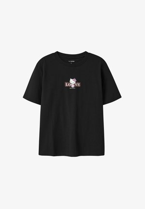 Zwart T-shirt met korte mouwen met Hello Kitty-graphic en het woord "LOVE" in roze en wit, gecentreerd op de borst.