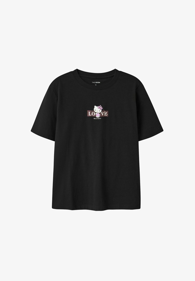 T-shirt noir à manches courtes avec un graphisme Hello Kitty et le mot "LOVE" en rose et blanc, centré sur la poitrine.