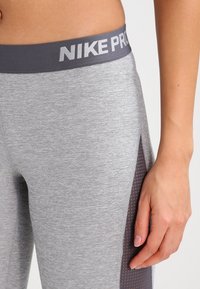 Nike Performance Pantaloncini 3/4 - grey