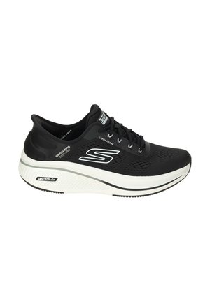Schwarz-weißer Skechers Laufschuh mit dicker Sohle, Schnürung vorne, atmungsaktivem Mesh-Obermaterial und "S"-Logo an der Seite.