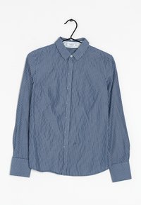 Camisa de manga larga a rayas azul y blanca con cuello abotonado, que presenta un bolsillo en el pecho y mangas con puños, hecha de tejido liviano.