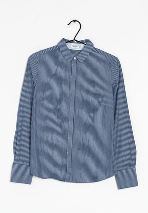 Camisa de manga larga a rayas azul y blanca con cuello abotonado, que presenta un bolsillo en el pecho y mangas con puños, hecha de tejido liviano.