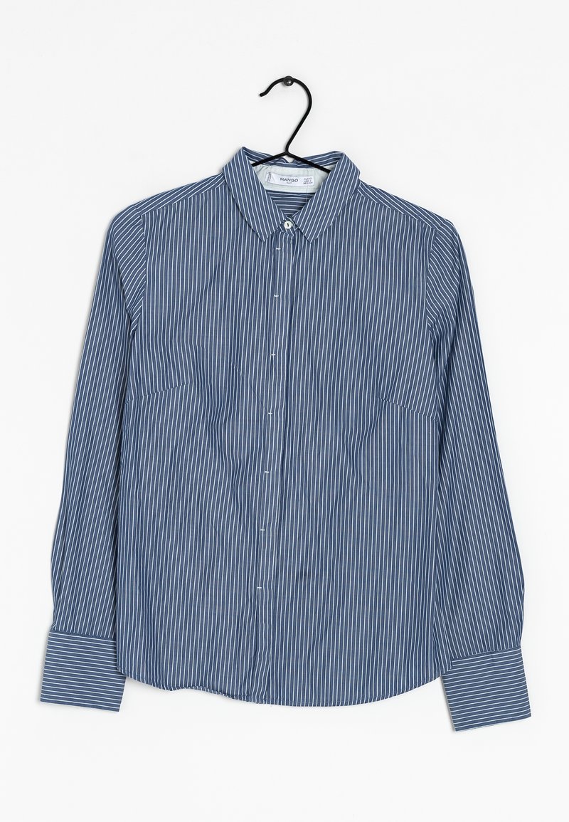Camisa de manga larga a rayas azul y blanca con cuello abotonado, que presenta un bolsillo en el pecho y mangas con puños, hecha de tejido liviano.