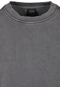 Sweatshirt grigio a girocollo realizzato in tessuto a costine. Presenta cuciture visibili e un'etichetta con la scritta "URBAN CLASSICS," taglia M.