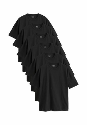 Seks sorte T-shirts med korte ærmer og rund hals stablet på diagonalt række på en hvid baggrund.