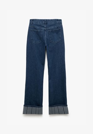Dunkelblaue Denim-Jeans mit geradem Bein, Gesäßtaschen und einem gestreiften grauen Saum, der eine reiche Textur zeigt.