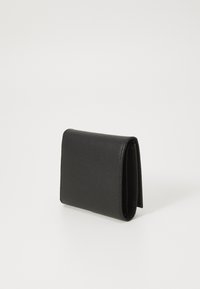 Portafoglio in pelle nera con superficie texture, design compatto e chiusura a ribalta, dotato di più scomparti per carte e una forma rettangolare elegante.