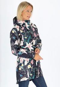 Giacca impermeabile floreale con base nera e motivi di fiori multicolori, chiusura con zip, cappuccio regolabile e tasche laterali.