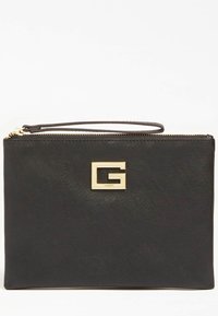 Musta tekonahkainen clutch, jossa on teksturoitu pinta, kultainen varustus ja G-muotoinen logo. Varustettu vetoketjulla ja rannekefiksillä.