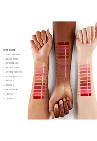 Trois bras présentent des échantillons de couleurs de rouge à lèvres dans diverses nuances, du nude au rouge profond, mettant en valeur des finis brillants avec des numéros pour référence.