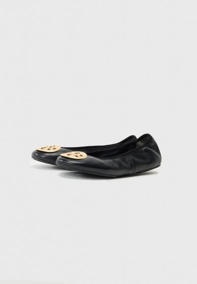Ballerines noires en cuir avec un détail rond en métal doré sur le bout, mettant en avant une texture douce et froncée, ainsi qu'une semelle flexible.