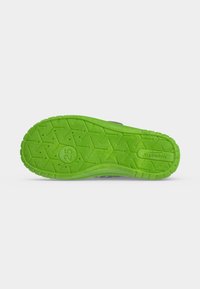Semelle de chaussure vert vif avec motif étoile texturé, indication de taille "25," et nom de marque "superfit" embossés sous la semelle.