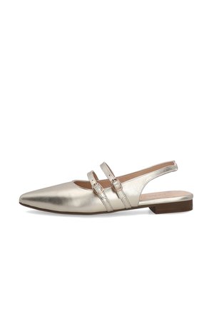Slingback baleríny s jemně špičatou špičkou v metalické zlaté kůži, s dvěma nastavovacími pásky ozdobenými stříbrnými přezkami a nízkým hnědým podpatkem.