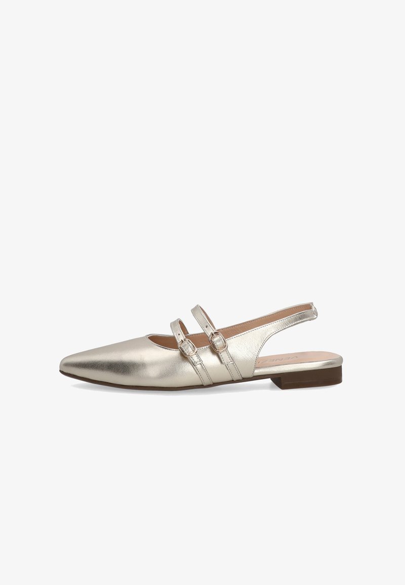 Punktierte Slingback-Ballerinas aus metallisch goldenem Leder, ausgestattet mit zwei verstellbaren Riemen, die mit silbernen Schnallen verziert sind, und einem niedrigen braunen Absatz.