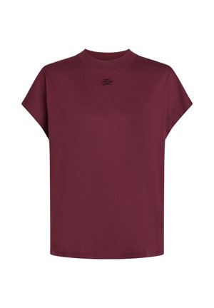 T-shirt court à manches courtes de couleur bordeaux avec un col montant, fabriqué en tissu doux. Il présente un logo noir brodé sur la poitrine. Coupe régulière.