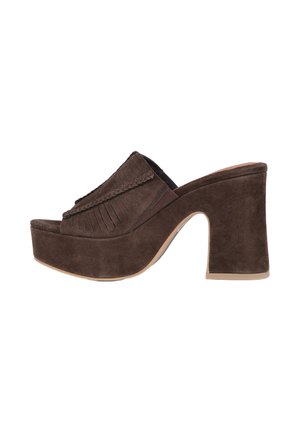 Mule platform in camoscio marrone con tacco alto spesso, dettaglio intrecciato e con frange sulla parte superiore, stile slip-on.