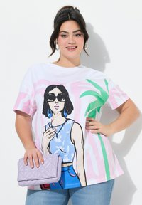 Grafisk T-shirt i hvid med en pink, grøn og blå illustration af en kvinde. Tekstureret lavendel clutch taske, afslappet pasform.