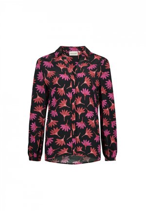 Langarmshirt van zwarte stof met een bloemenpatroon in tinten roze en rood, met een kraag en knoopsluiting aan de voorkant.