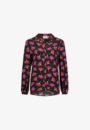 Langarmshirt van zwarte stof met een bloemenpatroon in tinten roze en rood, met een kraag en knoopsluiting aan de voorkant.