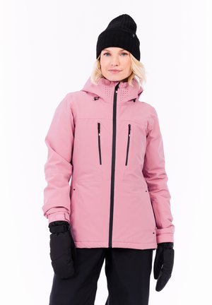Roze waterdichte jas met een ritssluiter aan de voorkant, twee zwarte ritszakken en ventilatiegaten op de capuchon. Zwarte rib gebreide muts en handschoenen.